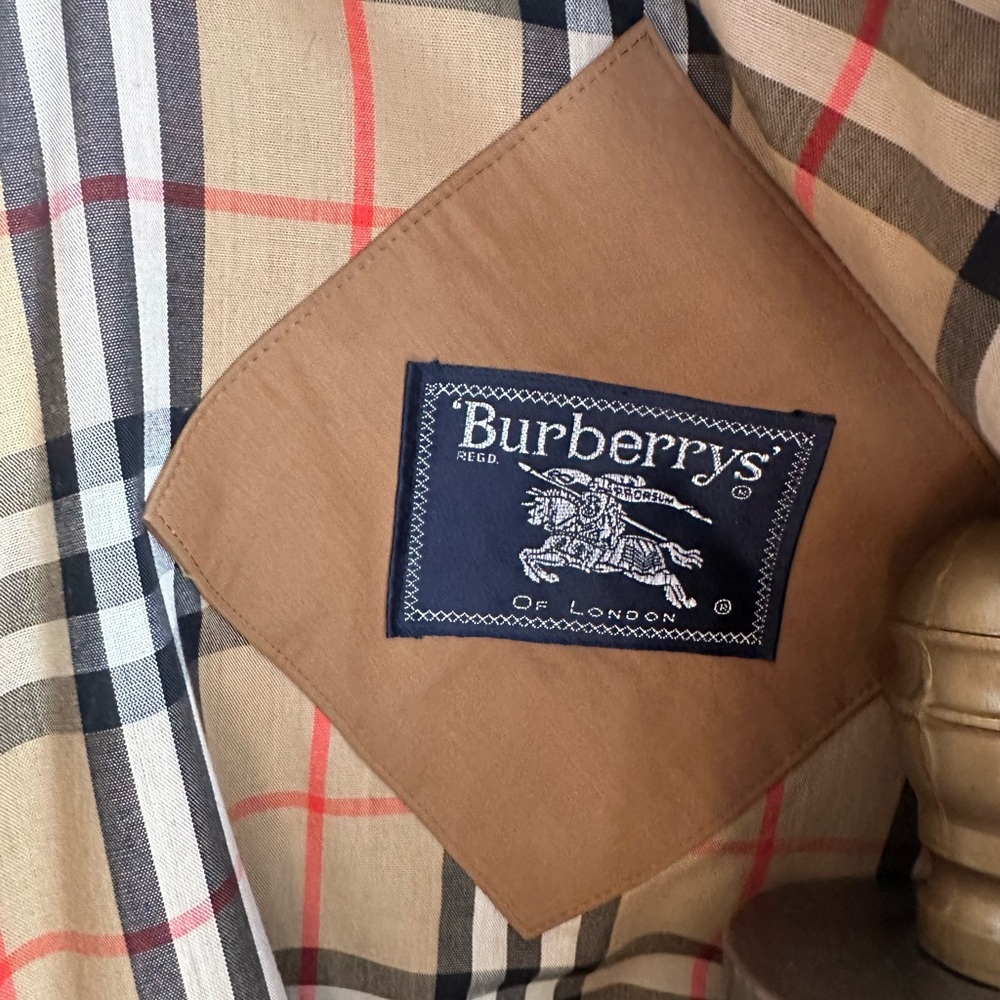 UNIQUE Tan Burberry Trench Coat with Gold Buckle Belt - Picture 9 of 15